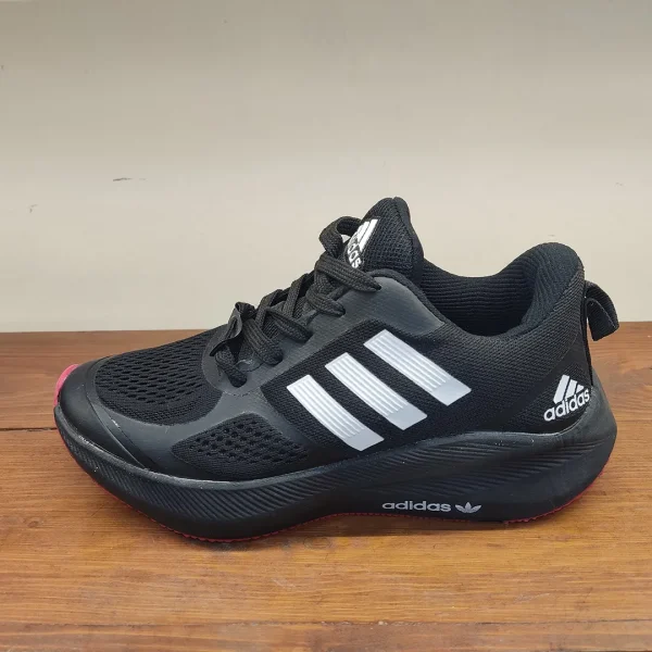 کفش ورزشی مدل Adidas با طراحی سبک و زیره منعطف
