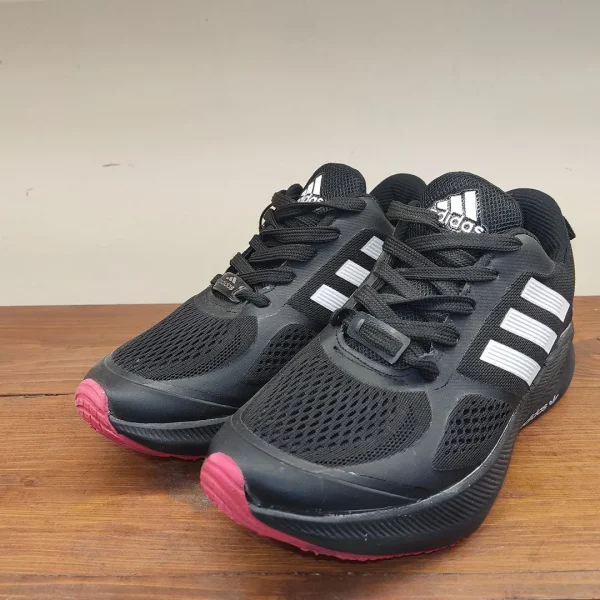 کفش ورزشی مدل Adidas با طراحی سبک و زیره منعطف