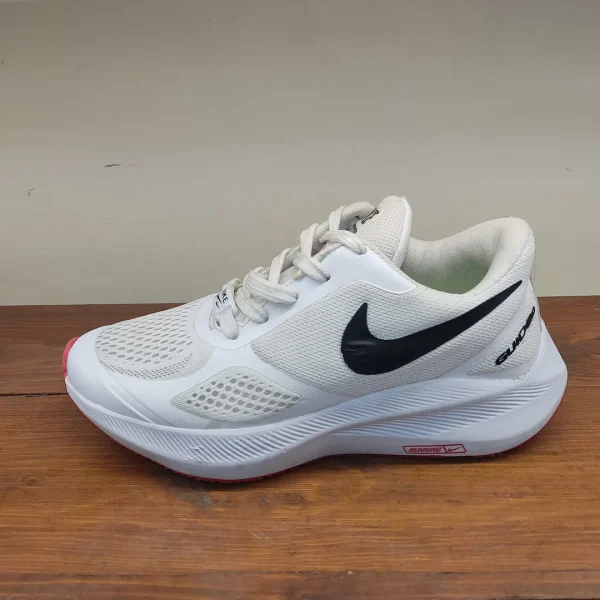 کفش اسپرت مردانه مدل Nike با طراحی سبک و تنفسی مناسب پیاده‌روی روزمره